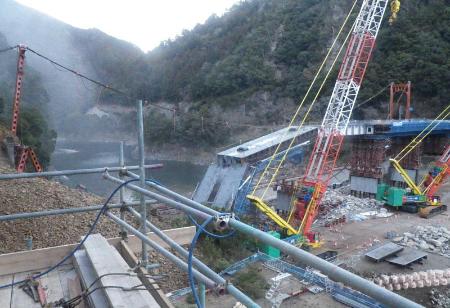 橋が落ち男性２人死亡 天竜川またぐ国道で土砂崩れ