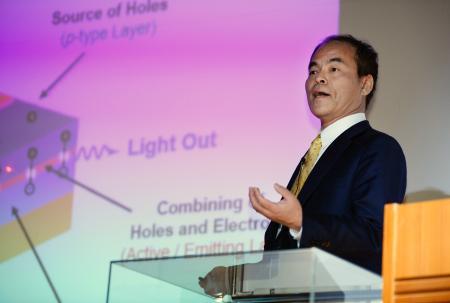 ノーベル賞中村さん、故郷で講演 「誰もやっていない研究を」