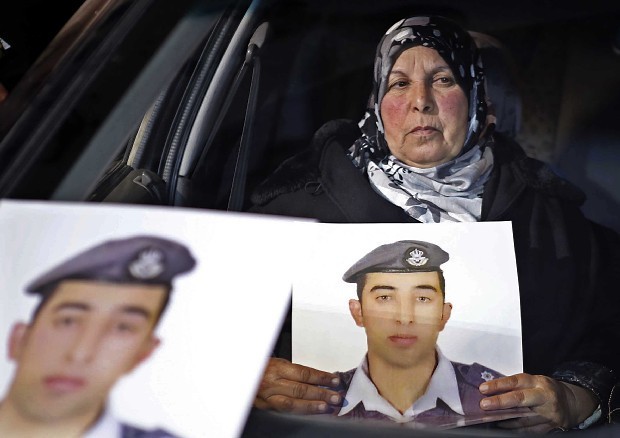 「イスラム国」:ヨルダン軍パイロットを焼殺か 映像公開