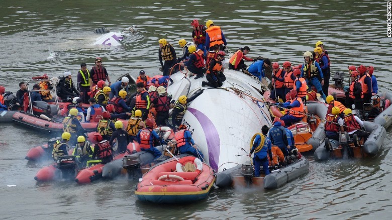 台北で旅客機が川に墜落 １２人死亡、数十人が行方不明