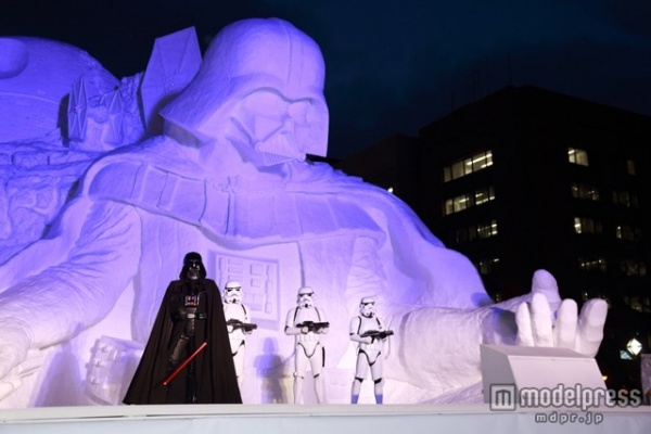 「スター・ウォーズ」史上最大級の雪像お披露目 さっぽろ雪まつりにダース・ベイダーも登場