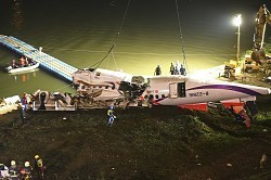 台北墜落:乗客「すぐに落ちた」 機体大部分、川に沈む