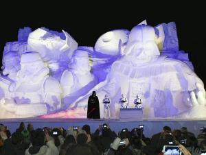 さっぽろ雪まつりに巨大スター・ウォーズ像出現