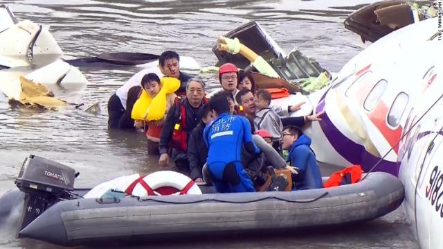 台北の旅客機墜落、死者２１人に ＣＥＯが謝罪