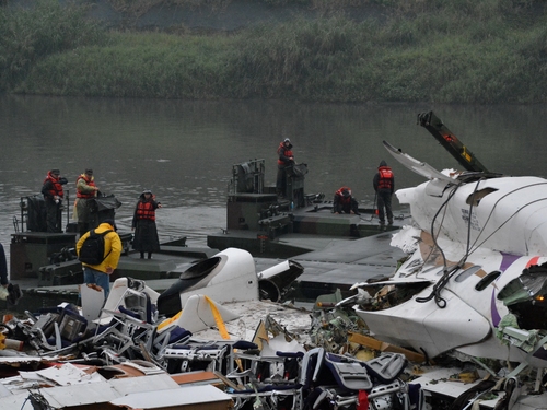 【台湾機墜落】エンジン故障説有力 死者３２人に 機長、人口密集地を避けて機体誘導か