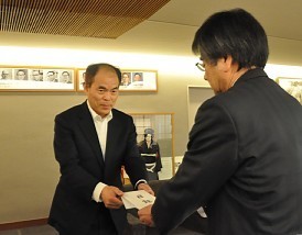 中村修二さん:「大切なのはやる気」母校の徳島大訪問