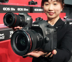 キヤノン、デジカメ新たに13機種 シェア45％目指す