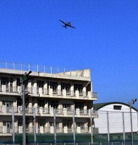 “基地周辺の学校にエアコン” 住民投票告示