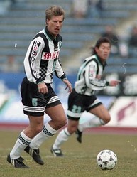 元デンマーク代表、９６、９７年には神戸でプレー