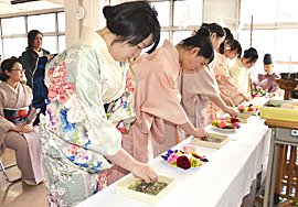 針に感謝、心新たに精進 今泉女子専門学校で供養祭