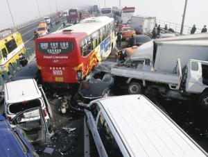 韓国の高速道路で１００台多重事故…６８人死傷