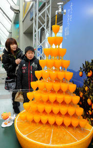 ミカンのジュースタワーでお出迎え 松山空港
