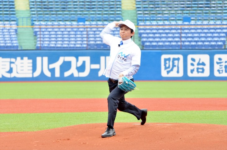 有吉弘行が新CM発表会で始球式、見事なストライク投球に「100点ですね！」