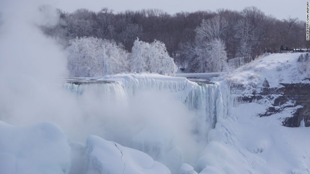 凍り付いたナイアガラの滝、観光客を魅了
