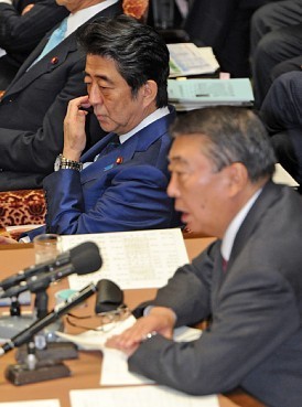 首相と前原氏、ヤジ巡り泥仕合…委員長が両成敗 2015年02月21日 07時21分