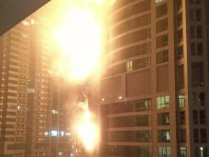 ドバイの超高層住宅で火災 数千人避難