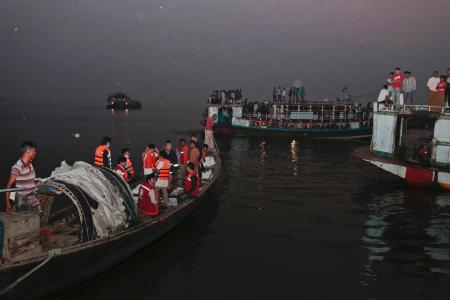 バングラデシュ:衝突で船沈没、４８人死亡