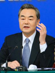 安倍首相「誠意もって来るなら歓迎」と中国外相 2015年03月08日 19時51分