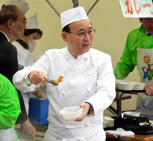 石破カレーから一転、谷垣おでんは薄味 自民党大会屋台