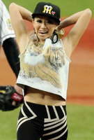 倖田來未 ヘソ出しノーバン始球式