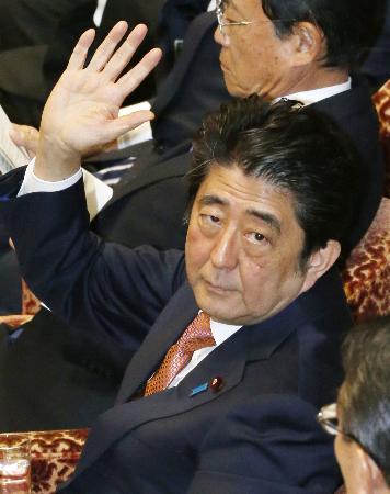 朴大統領と安倍首相が歓談
