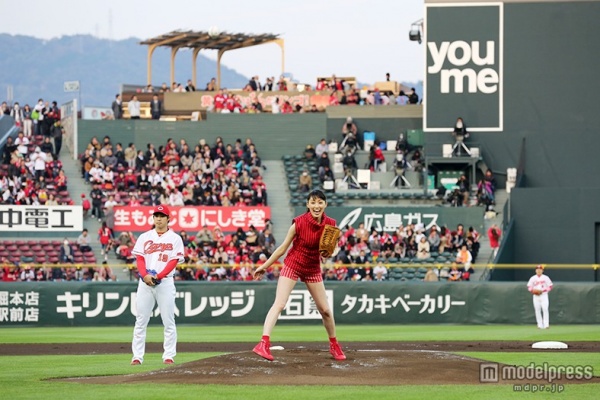 栗山千明、美脚全開の初始球式「ノーバンで投げたかった」