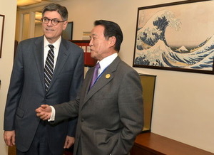 アジア投資銀、統治公正に 日米財務相が一致