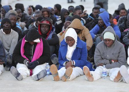 ７００人死亡か 移民・難民船、地中海でまた転覆
