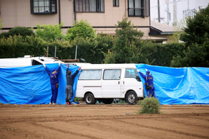 地中に遺体、不明少女か 監禁容疑で逮捕、計４人に