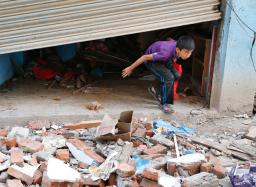ネパール地震死者７千人超 発生１週間、全半壊３０万戸