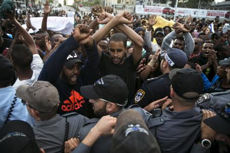 エチオピア住民の抗議デモ暴徒化、逮捕やけが人続出 イスラエル