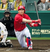 広島・新井、左手中指を脱臼「大丈夫、大丈夫」