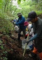 富士山再生キャンペーン:1時間半でごみ300キロ 清掃ツアー