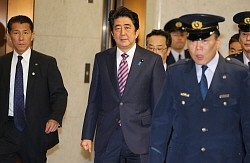 安保法案:審議入り…海外武力行使、野党「食い違い」追及
