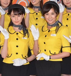 藤原紀香、バスガイド姿に笑顔！セリフ間違え「観光名所を通過」