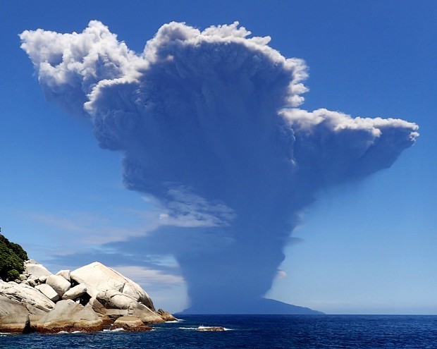 口永良部島噴火：「ドーン、稲光のような閃光」震える島民