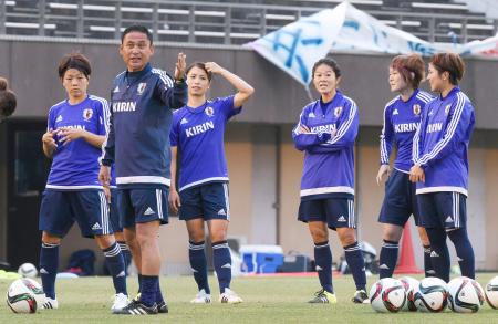 なでしこ、Ｗ杯へ練習再開 地元の男子高校生相手に実戦形式メニュー