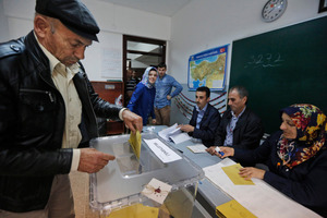 トルコ：総選挙 与党、憲法改正への議席獲得が焦点に