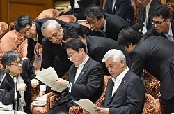 集団的自衛権：防衛相「砂川判決根拠とせず」 政府・与党、不一致