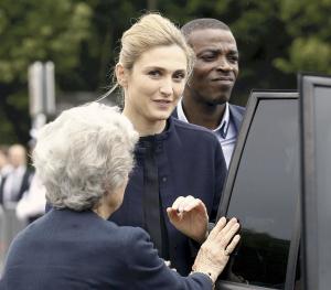 １８日、パリ郊外で、式典会場に到着したジュリー・ガイエさん（ＡＰ）