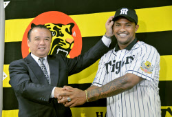 阪神、ペレスが入団会見 「チームのために戦う」