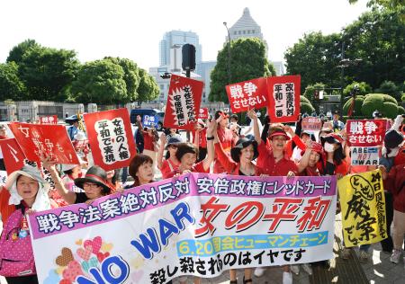安保法案反対 怒る「人間の鎖」 国会前デモに１万５千人
