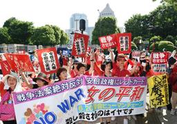 安保法案反対 怒れる「人間の鎖」 国会前デモに１万５千人