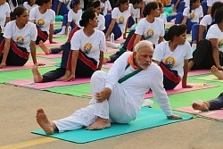 インド：「国際ヨガの日」 首相も参加、３万人がポーズ