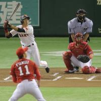 巨人、貧打で３位転落＝プロ野球