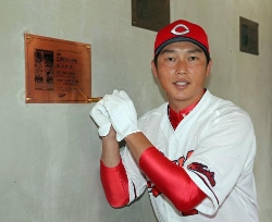 新井貴 2000試合出場記念プレート設置