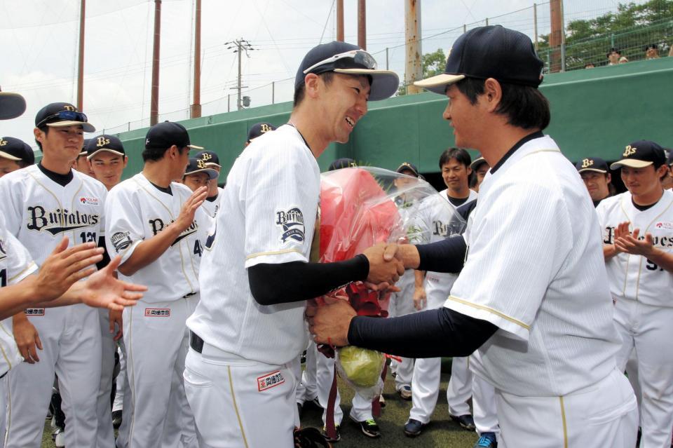 頭部に打球受け引退…オリ丸毛が引退セレモニー「悔いはない」