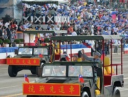 台湾：戦勝７０年パレード 「抗日」表現で対応二転三転