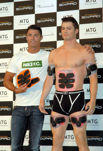 クリスティアノ・ロナルドに衝撃 クローン人形と対面