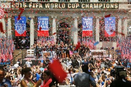 サッカー女子Ｗ杯で頂点 米国代表が優勝パレード